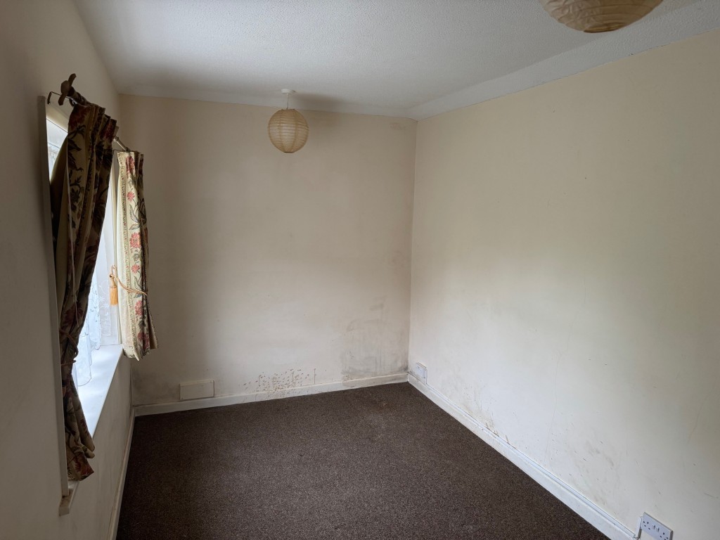 Lot: 91 - TOWN-CENTRE FLAT WITH PRIVATE ACCESS FOR INVESTMENT OR OCCUPATION - Bedroom
